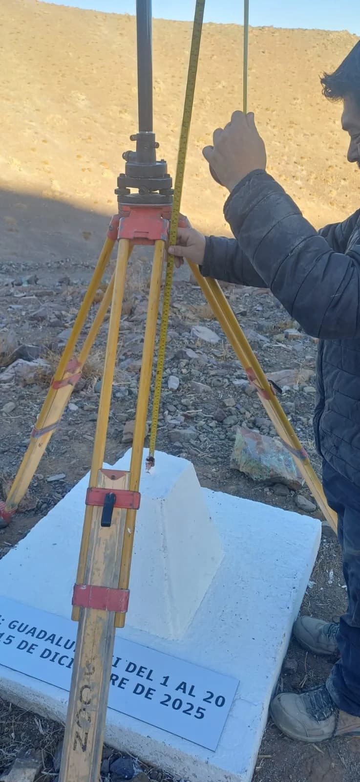 Vista lateral de hito Guadalupe III con huincha de medir mostrando altura y dimensiones